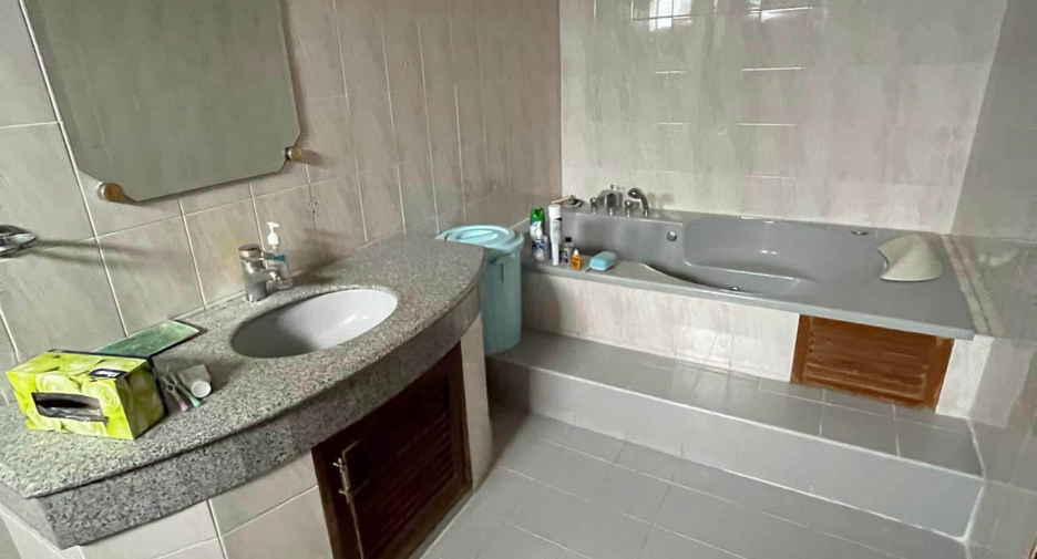 For sale 6 bedrooms retail Space in Khlong San, Bangkok