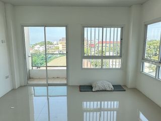 Casa adosada en venta de 9 habitaciones en Mueang Chon Buri, Chonburi