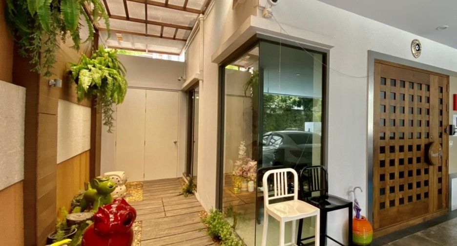 À vendre 4 chambres maison de ville à Yan Nawa, Bangkok