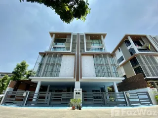 出售 4 卧室 联排别墅 在 Yan Nawa, 曼谷
