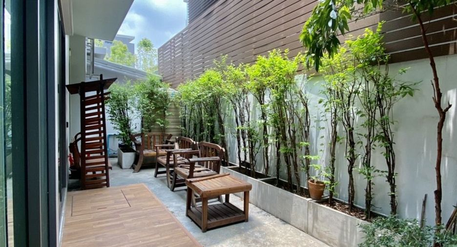 À vendre 4 chambres maison de ville à Yan Nawa, Bangkok