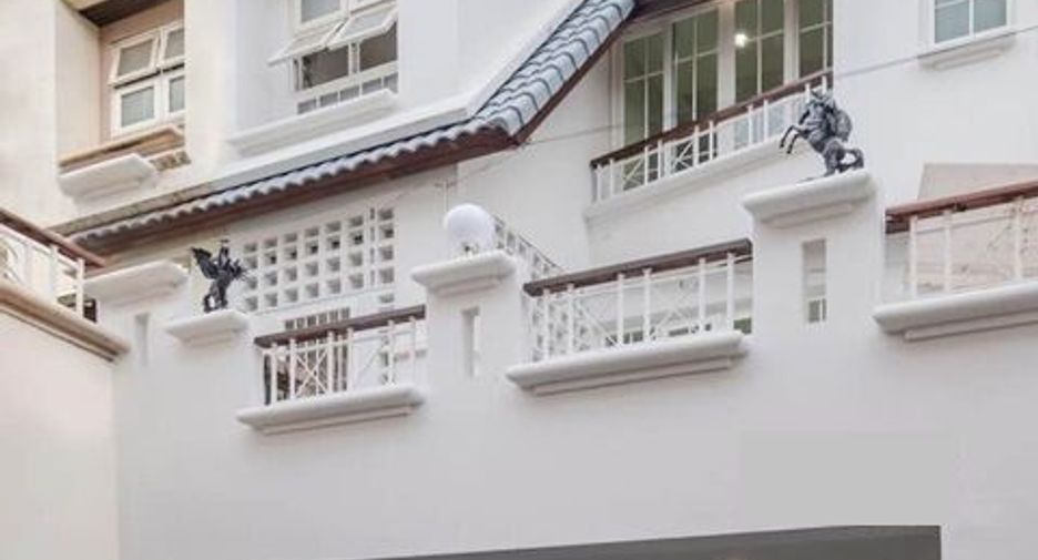For sale and for rent 6 bedrooms townhouse in Chatuchak, Bangkok