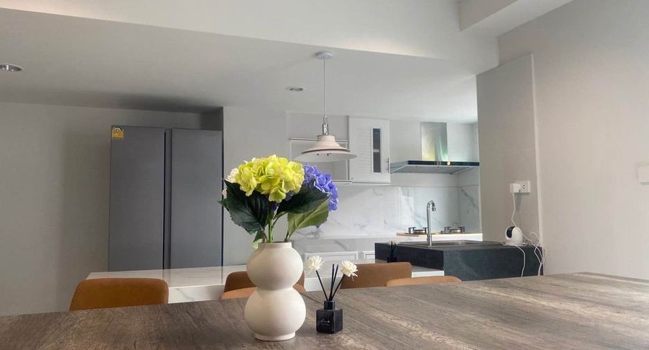 For sale and for rent 6 bedrooms townhouse in Chatuchak, Bangkok