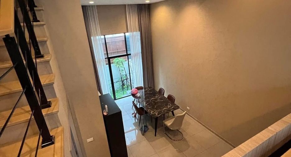 Casa adosada en venta y en alquiler de 3 habitaciones en Suan Luang, Bangkok