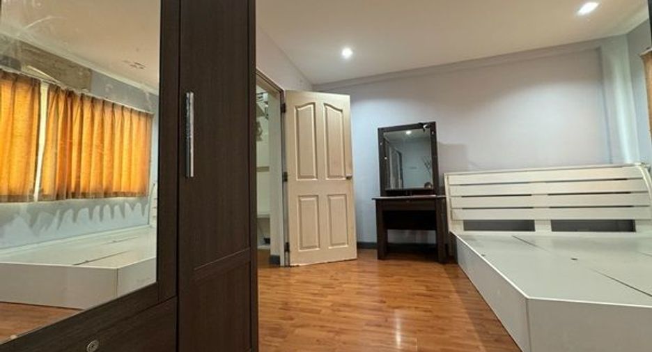 Reihenhaus zum Kauf mit 3 Zimmer in Lat Phrao, Bangkok