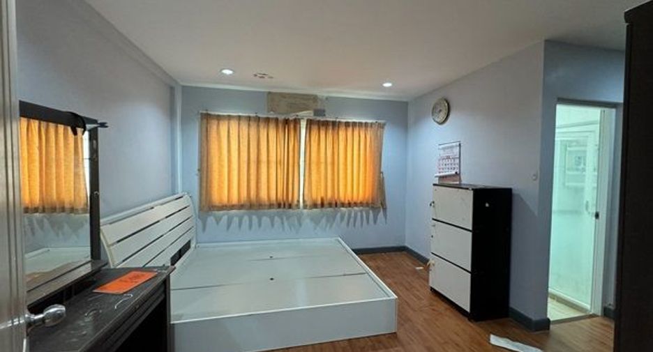 Reihenhaus zum Kauf mit 3 Zimmer in Lat Phrao, Bangkok
