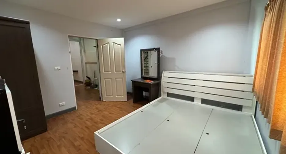 Reihenhaus zum Kauf mit 3 Zimmer in Lat Phrao, Bangkok