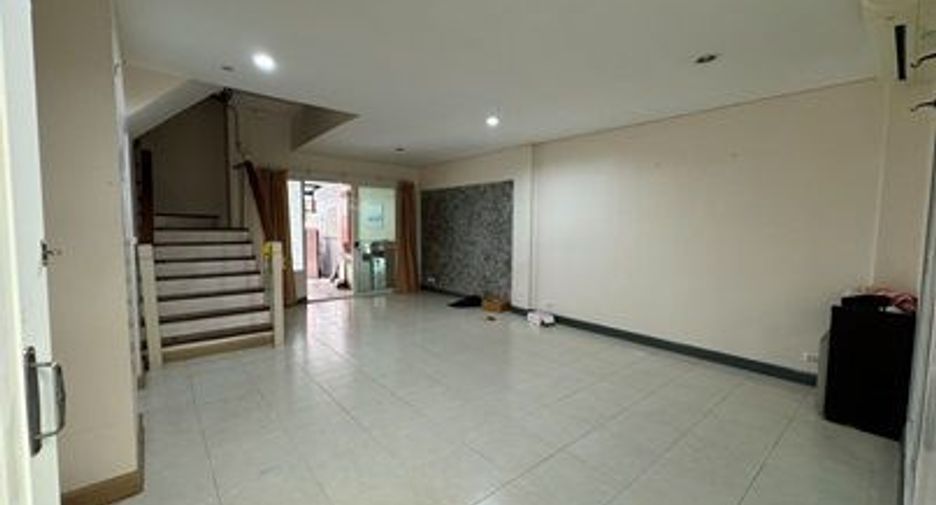 Reihenhaus zum Kauf mit 3 Zimmer in Lat Phrao, Bangkok