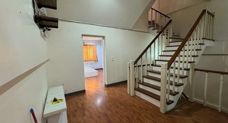 Reihenhaus zum Kauf mit 3 Zimmer in Lat Phrao, Bangkok