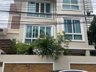 For sale 4 ベッドルーム house in Khlong Toei, Bangkok