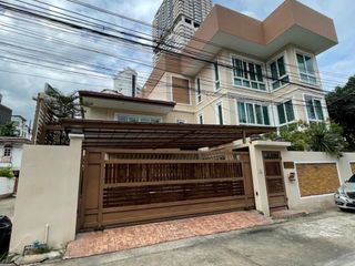 For sale 4 ベッドルーム house in Khlong Toei, Bangkok