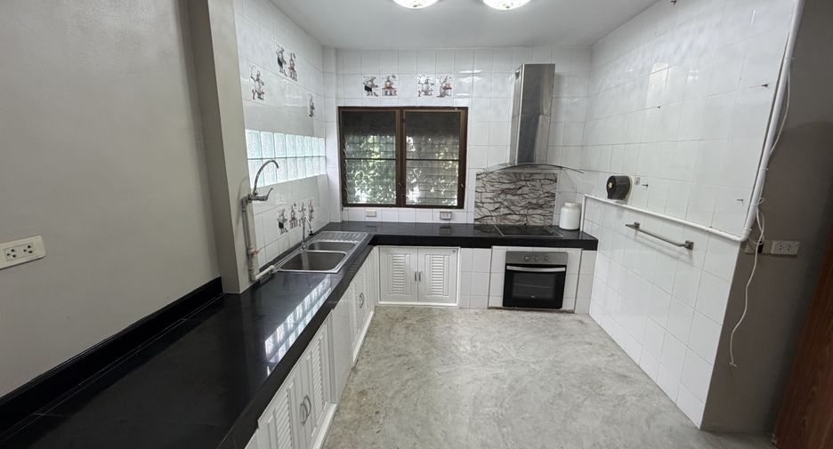 For sale 4 bedrooms house in Bang Bo, Samut Prakan