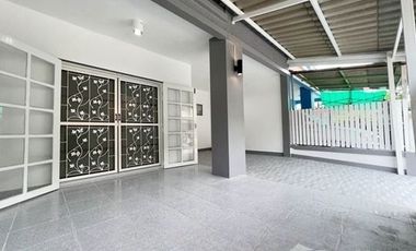 For sale 3 bedrooms townhouse in Lat Krabang, Bangkok