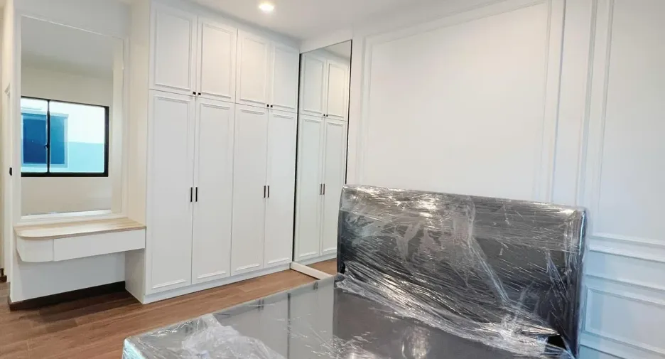 For sale 4 bedrooms house in Bangkok Noi, Bangkok