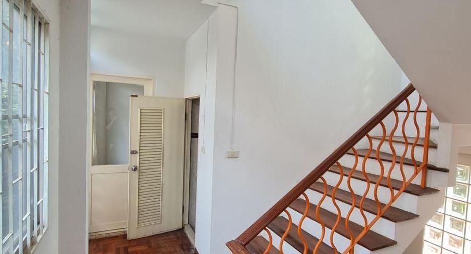 For sale 3 bedrooms house in Pom Prap Sattru Phai, Bangkok