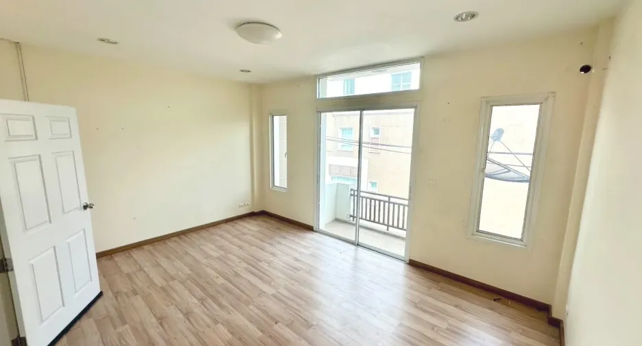For sale 4 bedrooms house in Lat Phrao, Bangkok