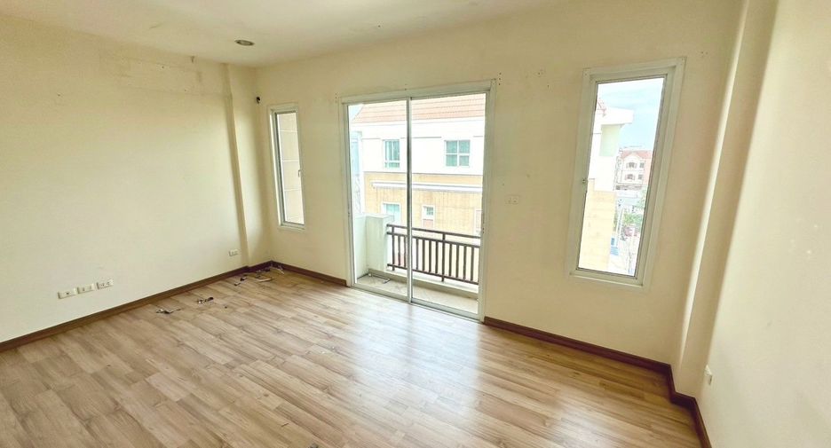 For sale 4 bedrooms house in Lat Phrao, Bangkok