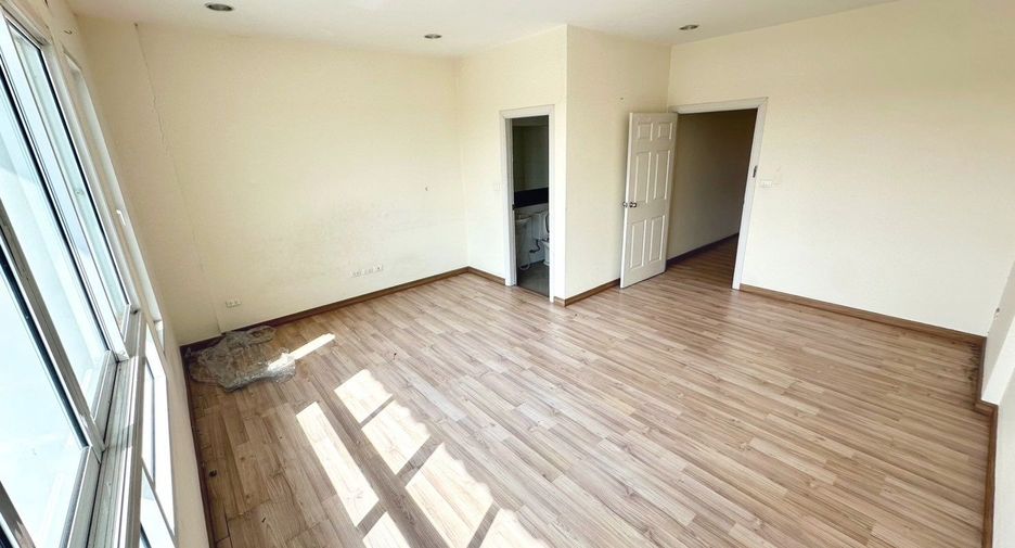 For sale 4 bedrooms house in Lat Phrao, Bangkok