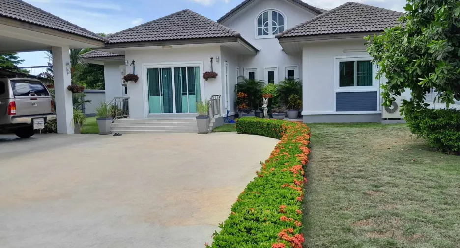 For sale 5 bedrooms house in Mueang Nakhon Pathom, Nakhon Pathom