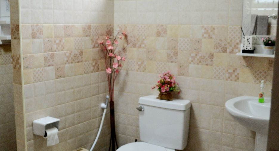 For sale 5 bedrooms house in Mueang Nakhon Pathom, Nakhon Pathom
