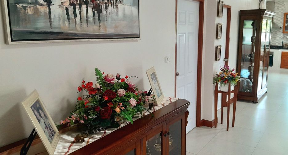 For sale 5 bedrooms house in Mueang Nakhon Pathom, Nakhon Pathom