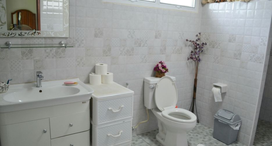 For sale 5 bedrooms house in Mueang Nakhon Pathom, Nakhon Pathom