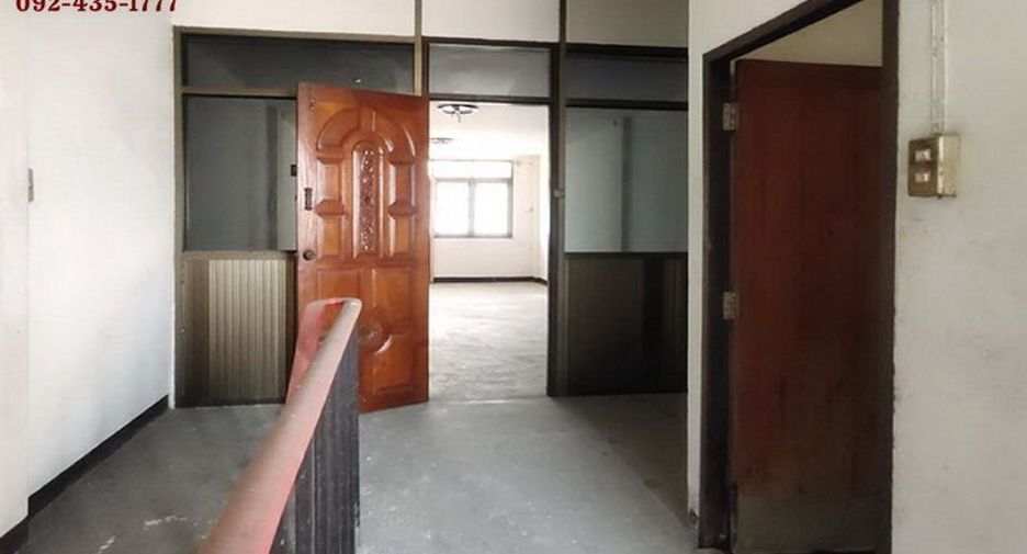 For sale 4 bedrooms retail Space in Sam Phran, Nakhon Pathom