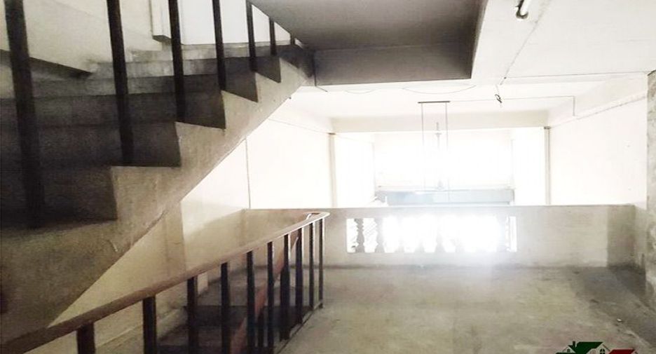 For sale 4 bedrooms retail Space in Sam Phran, Nakhon Pathom