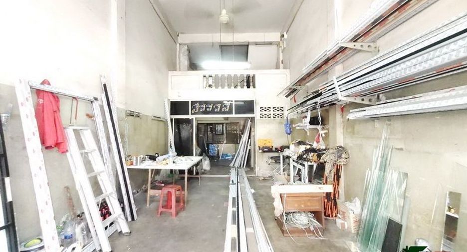 For sale 4 bedrooms retail Space in Sam Phran, Nakhon Pathom