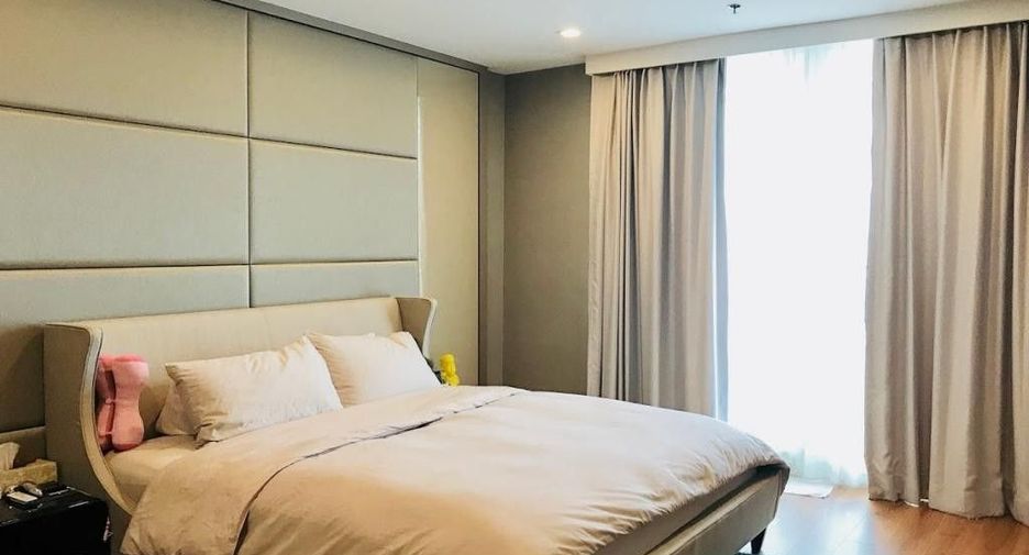 For sale 3 bedrooms condo in Watthana, Bangkok