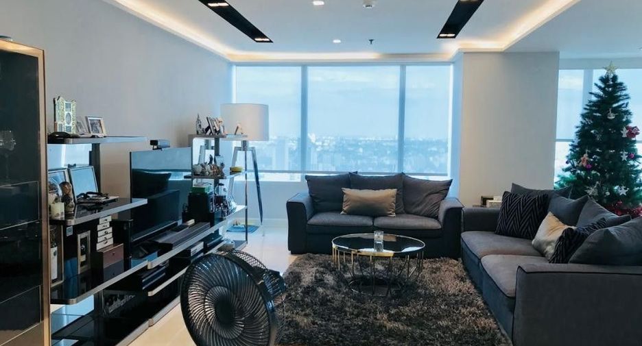 For sale 3 bedrooms condo in Watthana, Bangkok