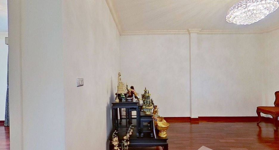 For sale 3 bedrooms house in Bang Kapi, Bangkok