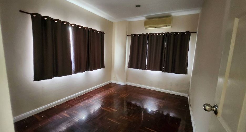 For sale 3 bedrooms house in Lat Krabang, Bangkok