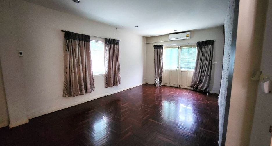 For sale 3 bedrooms house in Lat Krabang, Bangkok