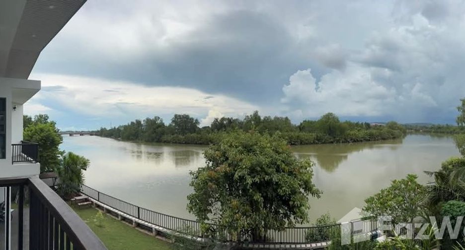 For sale 5 bedrooms house in Mueang Surat Thani, Surat Thani
