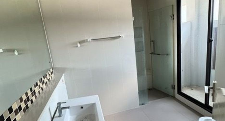 Casa en alquiler de 3 habitaciones en Mueang Samut Sakhon, Samut Sakhon