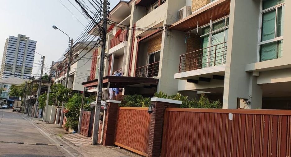 For sale 3 bedrooms townhouse in Yan Nawa, Bangkok