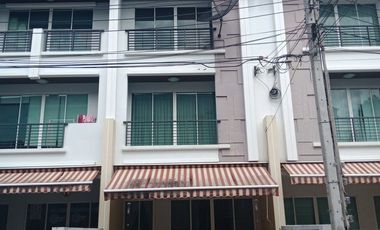 For sale 4 bedrooms townhouse in Lat Krabang, Bangkok