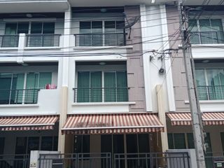 出售 4 卧室 联排别墅 在 Lat Krabang, 曼谷