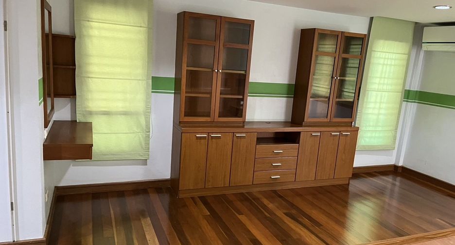 Casa adosada en venta de 5 habitaciones en Phra Khanong, Bangkok