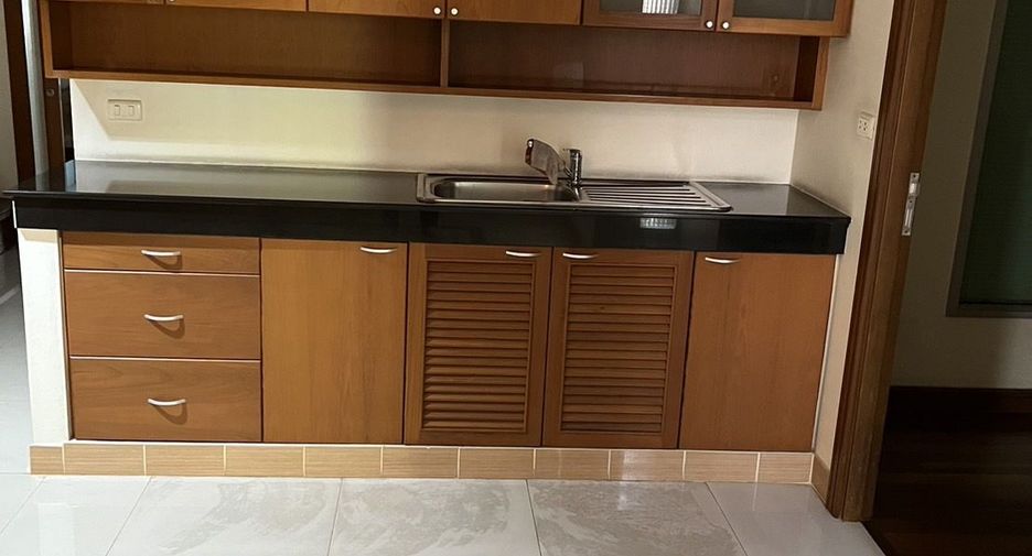 Casa adosada en venta de 5 habitaciones en Phra Khanong, Bangkok