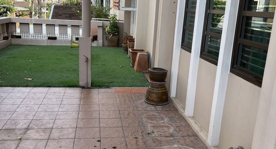 Casa adosada en venta de 5 habitaciones en Phra Khanong, Bangkok