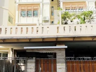 For sale 5 bedrooms townhouse in Phra Khanong, Bangkok