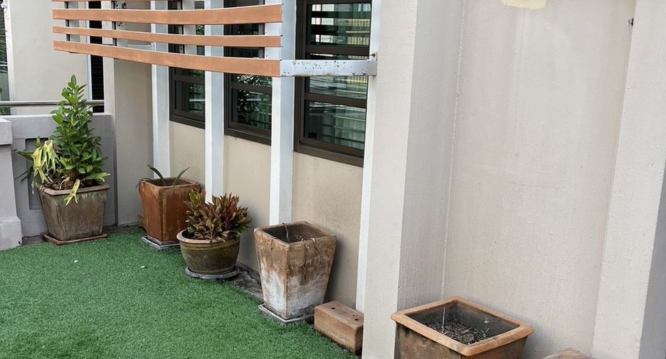 Casa adosada en venta de 5 habitaciones en Phra Khanong, Bangkok