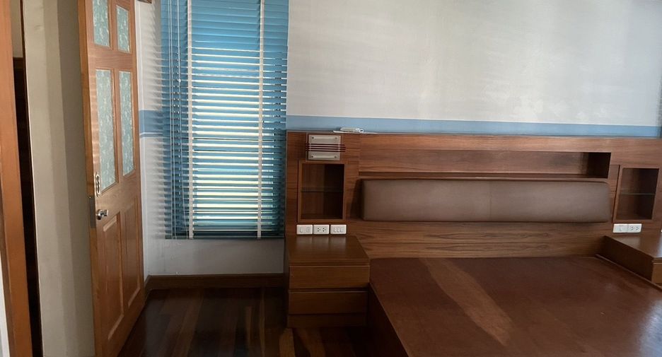 Casa adosada en venta de 5 habitaciones en Phra Khanong, Bangkok