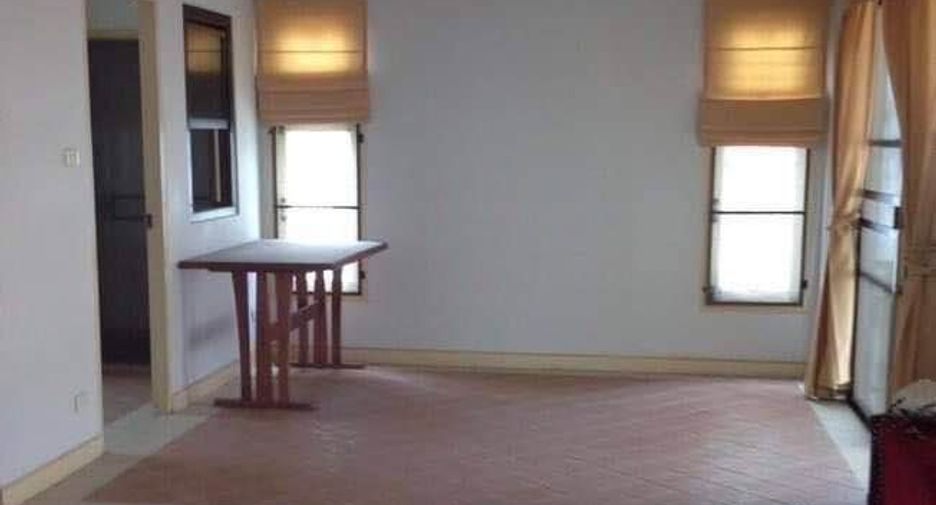 Casa en alquiler de 3 habitaciones en Bang Lamung, Chonburi