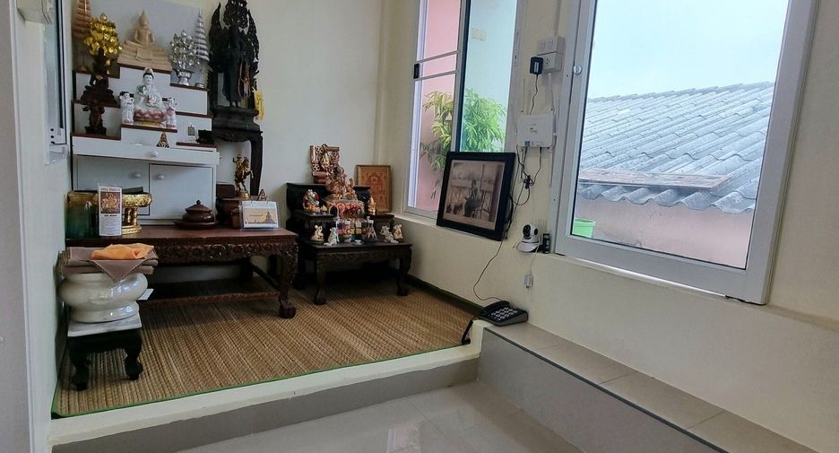 Casa adosada en venta de 3 habitaciones en Huai Khwang, Bangkok
