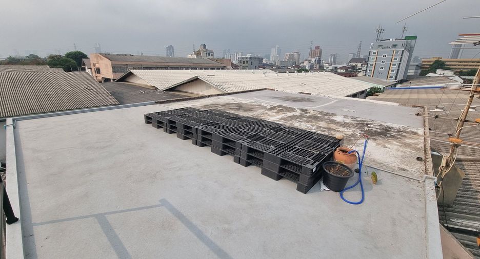 Casa adosada en venta de 3 habitaciones en Huai Khwang, Bangkok