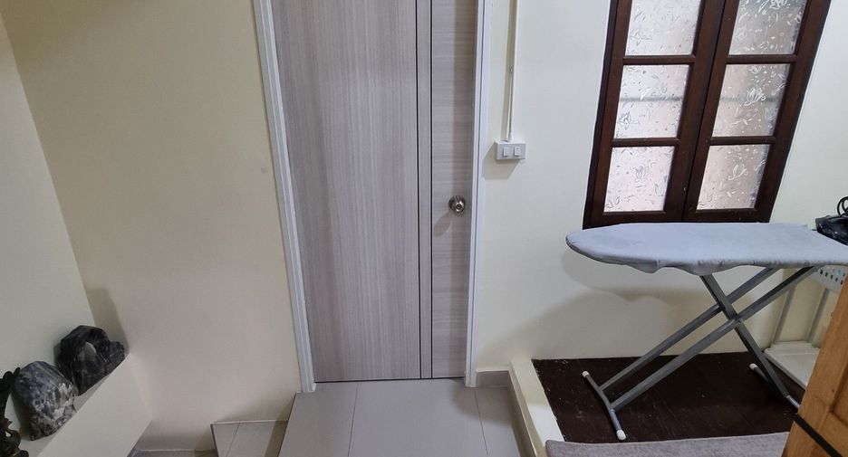 Casa adosada en venta de 3 habitaciones en Huai Khwang, Bangkok