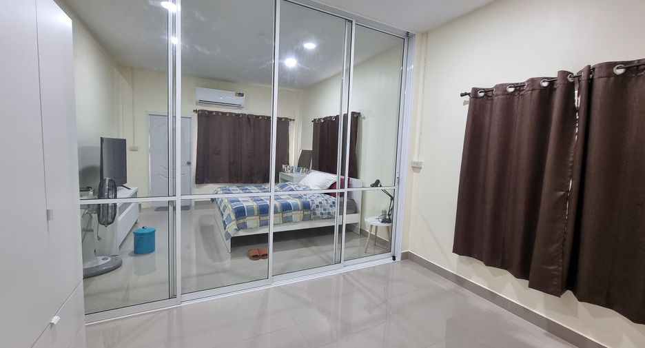 Casa adosada en venta de 3 habitaciones en Huai Khwang, Bangkok